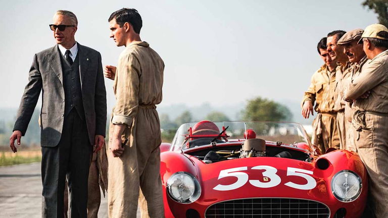 Ya en cines Ferrari, la película del expiloto de carreras protagonizada por Adam Driver y Penélope Cruz