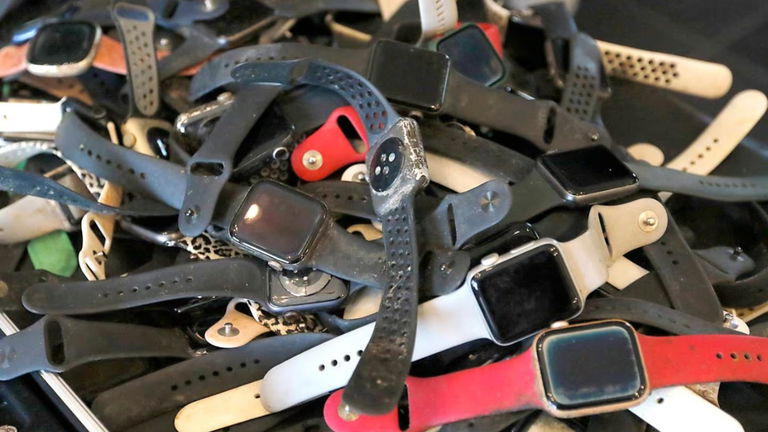 Se encuentra 200 Apple Watch hundidos en lagos gracias a su detector de metales