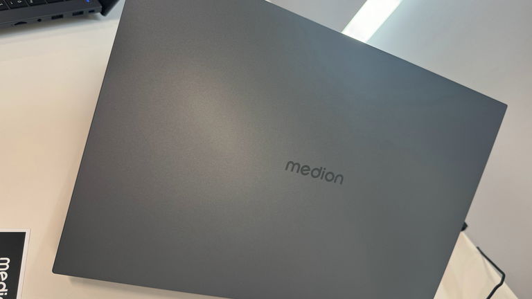 Medion ha presentado el AKOYA E15443 y con ello ha hecho algo muy importante: abrir la puerta a los portátiles con IA generativa