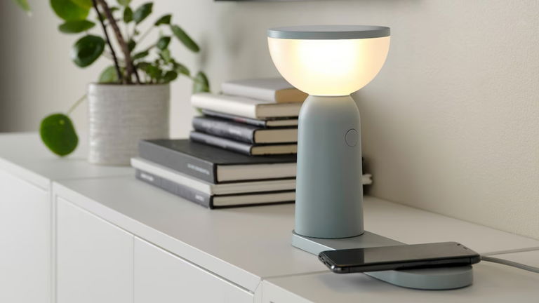 Vas a querer la nueva lamparita de IKEA: cargador inalámbrico e iluminación todo en uno por menos de 80 euros