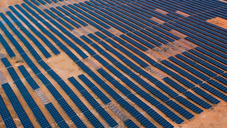 La India está creando un gigantesco espejismo en el desierto: una planta eléctrica enorme