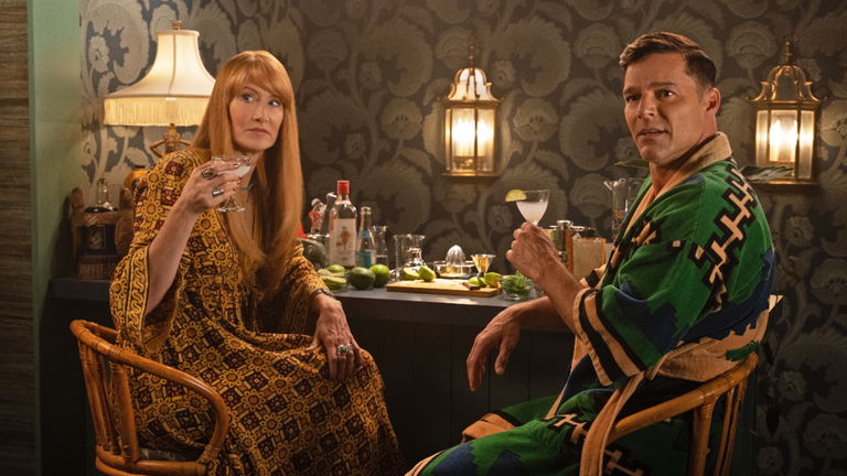 En Palm Royale, la comedia de Apple TV+ con Kristen Wiig y Ricky Martin, sí que están 'Livin' la vida loca'