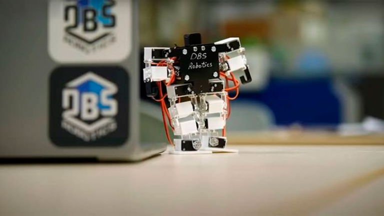Es el robot humanoide más pequeño del mundo: tiene el tamaño de un bolígrafo