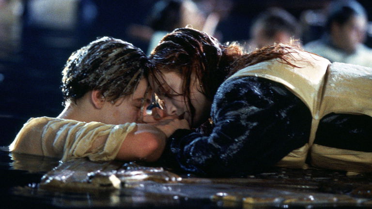 La puerta que salvó a Kate Winslet en 'Titanic' (y en la que cabía DiCaprio) subastada por una millonada