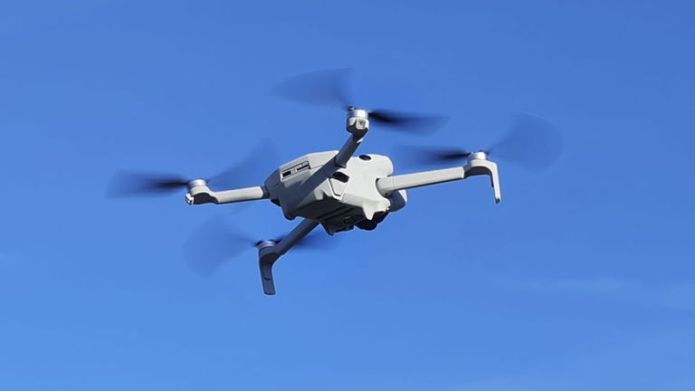 Increíble cómo vuela este dron de bolsillo con calidad 4K que (por fin) está rebajado en Amazon