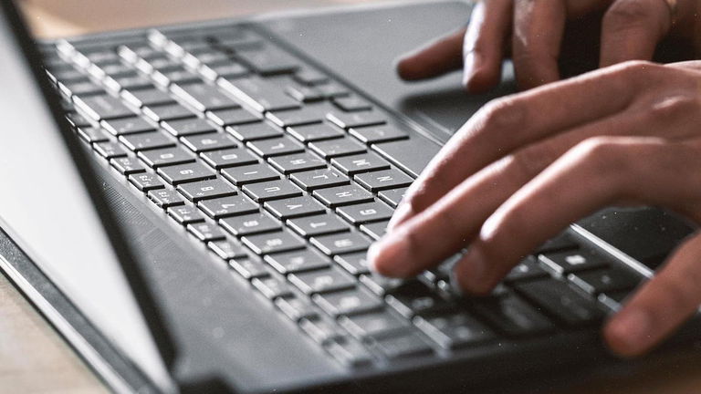 Aprender inglés gratis es posible: un nuevo curso de redacción académica está disponible de manera online