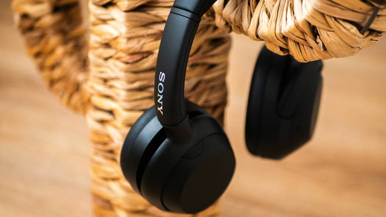Estos son los auriculares de Sony que yo usaría todos los días si quiero graves que se sientan y silencio cuando lo necesite