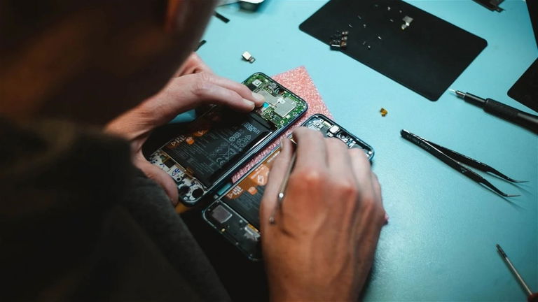 Reparar tu smartphone roto deberá ser más sencillo: la UE impone nuevas normas a los fabricantes
