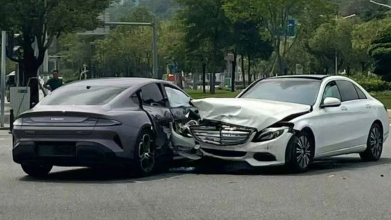 El Xiaomi SU7 protagoniza su primer accidente contra un Mercedes-Benz: así ha quedado el coche de Xiaomi