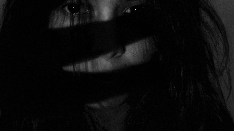 Una niña estaba aterrorizada porque pensaba que había monstruos en su cuarto. La realidad fue más terrorífica