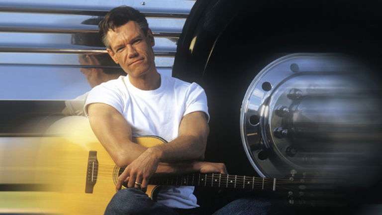 La estrella de la música que no podía cantar por culpa de un infarto saca una nueva canción