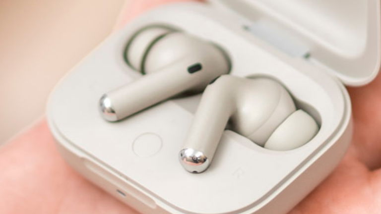 Vive el cine como nunca con estos auriculares inalámbricos con Dolby Atmos de Motorola