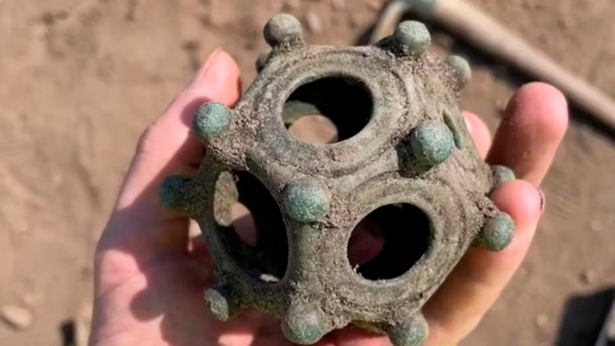 Encontraron un extraño dodecaedro romano de hace más de 2.000 años. Ahora,  desconcierta a los arqueólogos