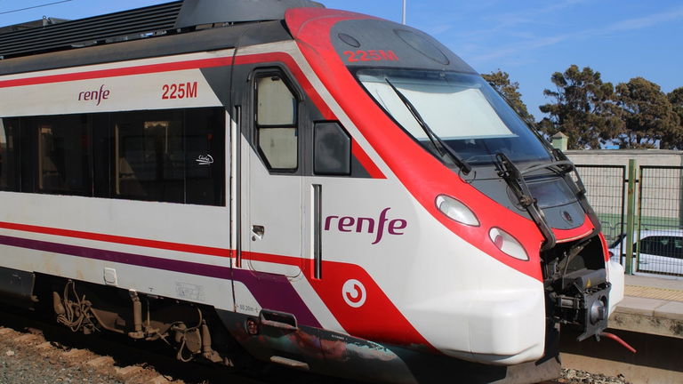 Renfe nos vigila: 415 estaciones de cercanías ya tienen cámaras con IA para controlarlo todo