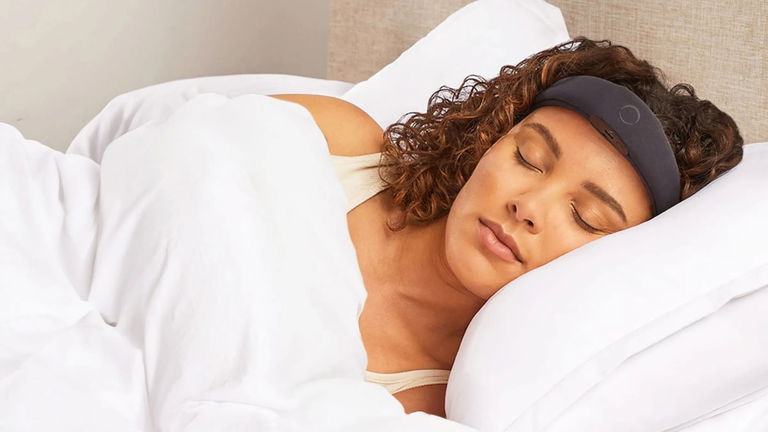 Este dispositivo modula tus ondas cerebrales para ayudarte a dormir mejor. Es cancelación de ruido para el cerebro