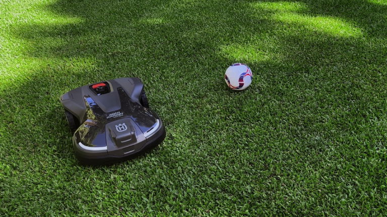 Esta marca ha actualizado 150.000 robots cortacésped para que celebren los goles de tu selección