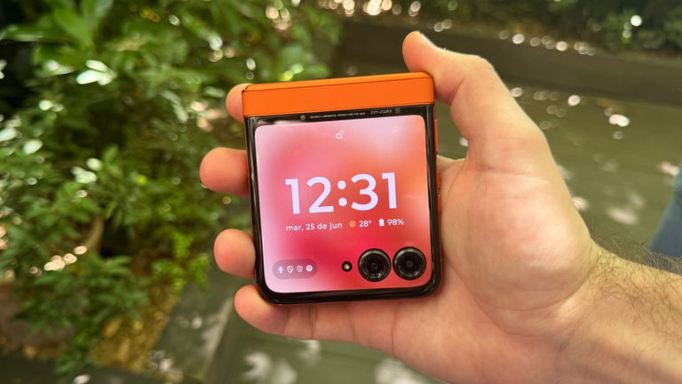 Nuevos razr 50 y 50 ultra: Motorola va a por todas con la integración de la IA, resistencia a inmersiones y teleobjetivo en plegables de tipo concha