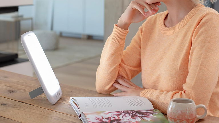 Esta es Beurer TL 35, la lámpara de luz diurna que acaba con la falta de energía y cambia tu estado de ánimo