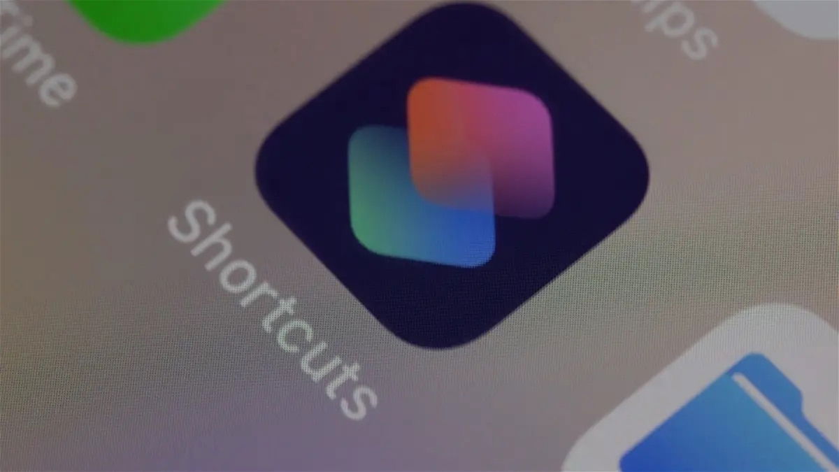 Gracias a la app Atajos puedes cambiar el fondo de pantalla de tu iPhone a través de Siri