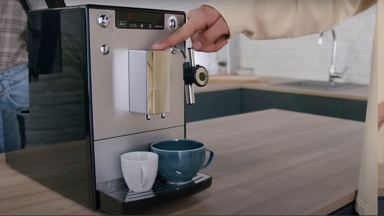 Amazon hunde el precio de esta cafetera Melitta con molinillo incorporado, sistema de leche y limpieza automática