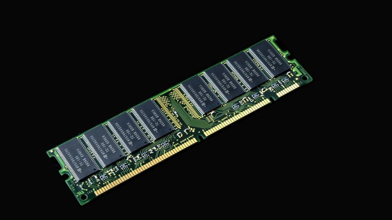 La IA se está "comiendo" toda la memoria RAM: por qué tu próximo PC será más caro y difícil de conseguir en 2026