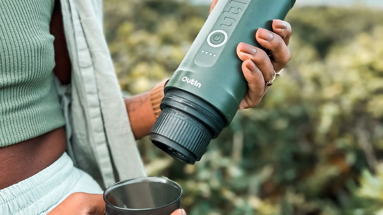 Así es Outin Nano, la cafetera portátil que prepara café molido o en cápsulas en tres minutos