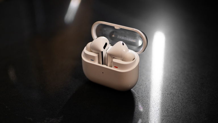 Increíble la bajada de precio de estos auriculares Samsung con cancelación de ruido
