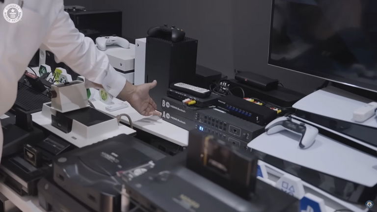 Este coleccionista ha batido el récord de número de consolas conectadas a un mismo televisor