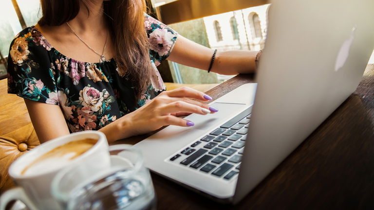Cerca del 90% de los empleados usan su ordenador del trabajo para fines personales y es una mala idea