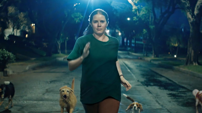 Tráiler y fecha de estreno de ‘Nightbitch’, la delirante película de Amy Adams en la que pasa de ser una ama de casa a creer que es un perro