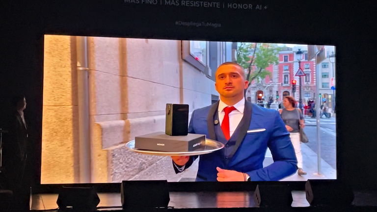 Cristian Ventura pasa de camarero viral a experto en tecnología con el nuevo HONOR Magic V3: "Con permiso, buenas tardes"