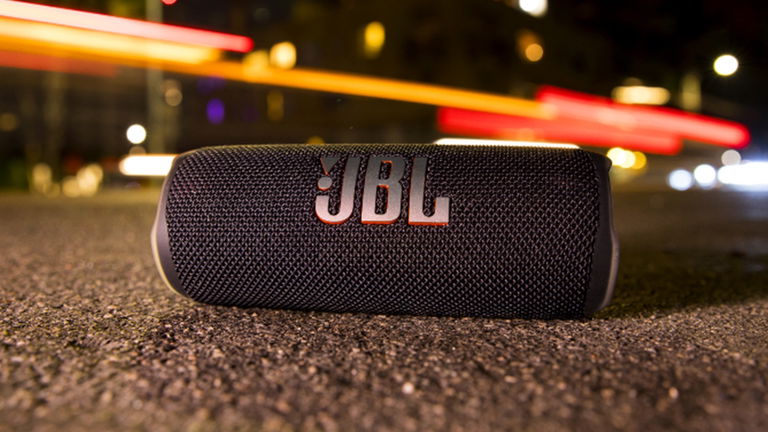 Este altavoz JBL, con excelente valoración, toca fondo en Amazon: gran sonido y 12 horas de batería