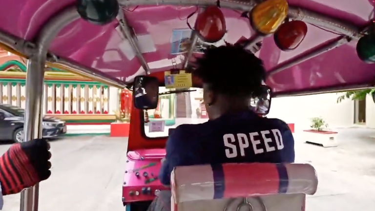 Speed, el polémico streamer que la lía allá donde va, se estrella con un tuk-tuk en un templo budista de Tailandia