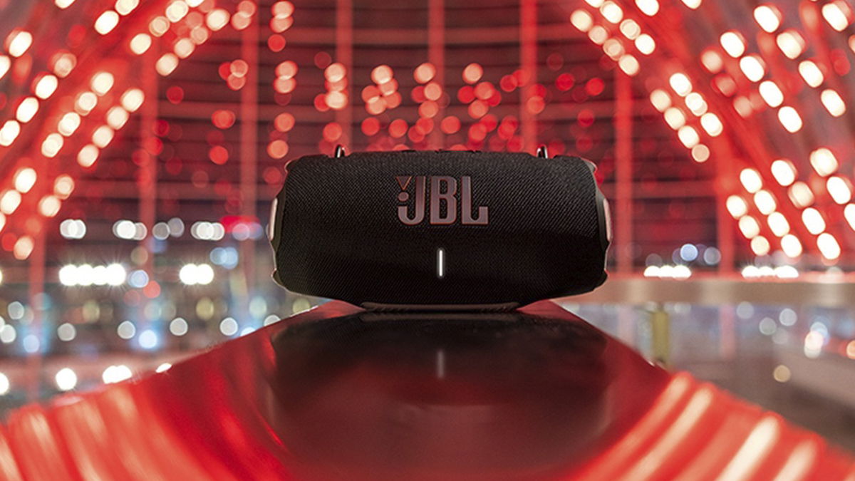 El altavoz JBL que no para la música culpa del agua, el polvo o la batería está hoy de oferta