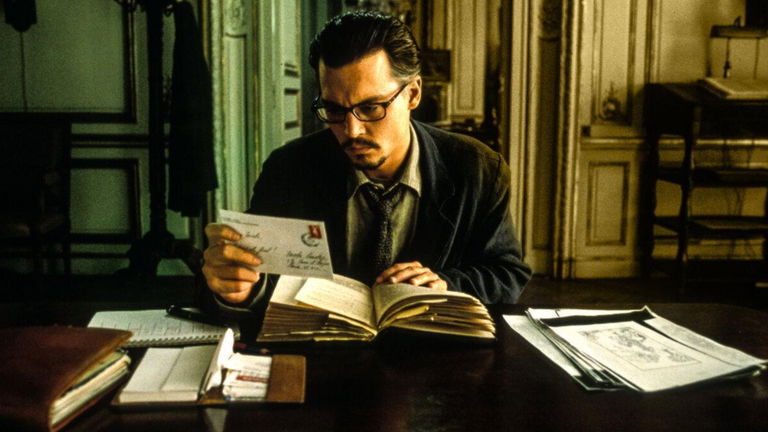 Esta película de Johnny Depp adapta un mítico libro de Pérez Reverte. Lo mejor es que este extraño crossover lo puedes seguir en streaming