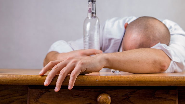 Tener 'resaca' te puede causar ansiedad, y este es el motivo