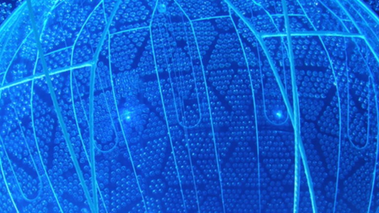 Descubren un misterioso brillo radiactivo en agua pura a cientos de kilómetros de una central nuclear