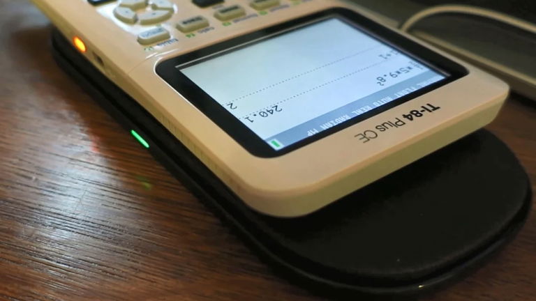 La "máquina para copiar definitiva": consiguen añadir Internet y ChatGPT a la mítica calculadora TI-84