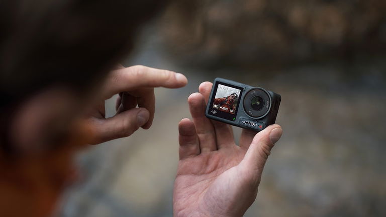 DJI se luce con esta cámara: sensor grande, grabación brutal y pantalla táctil doble