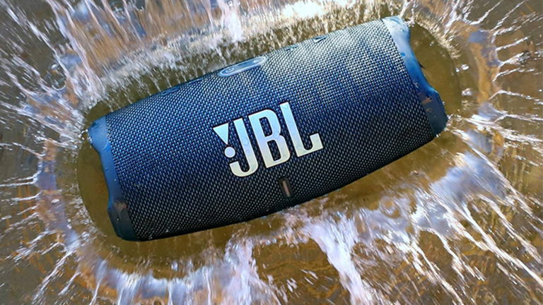 JBL ha creado el altavoz todoterreno que se oye en la playa, aguanta salpicones y carga tu móvil