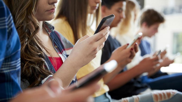 La complicada relación entre los adolescentes y la tecnología: el 93% piensa que debería cambiar sus hábitos