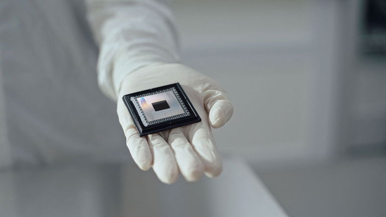 Google guardaba un as en la manga para ganar la carrera de la computación cuántica: su nuevo chip parece cosa del futuro