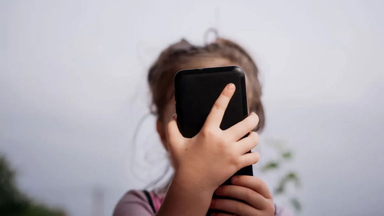 El Gobierno de España quiere alejar los móviles de los niños y adolescentes. Estas son sus recomendaciones