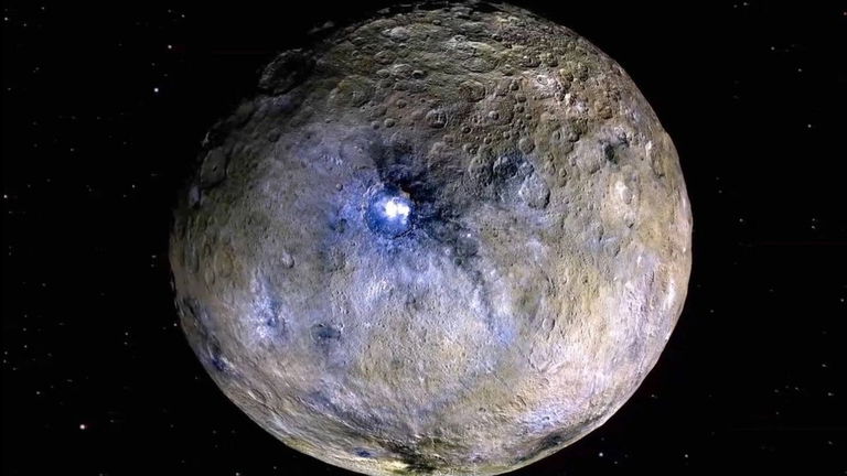 Parece una pelota de golf, pero creen que este planeta cercano a la Tierra podría tener materia orgánica en su interior