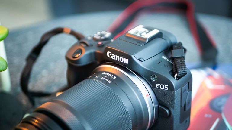 Crea el álbum más profesional con esta Canon EOS R100 con 150 euros de descuento con objetivo incluido