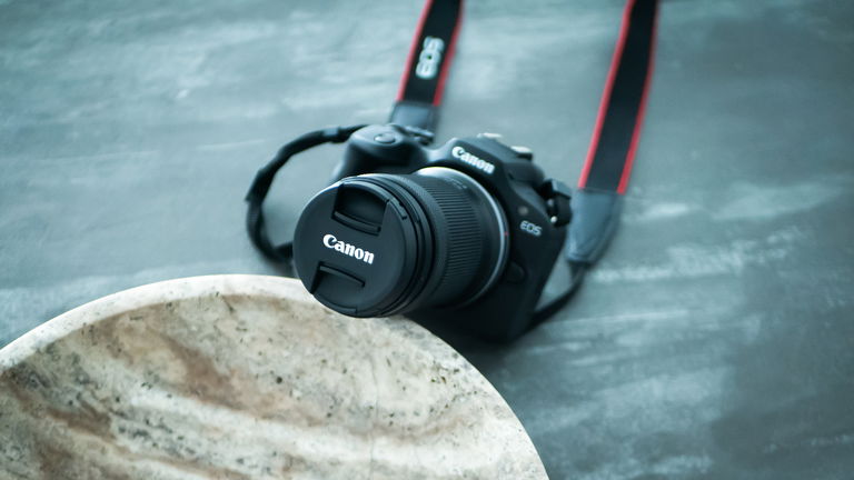 Esta cámara de Canon te pone fácil dar el salto: sencilla, ligera y con sensor de 24,1 megapíxeles