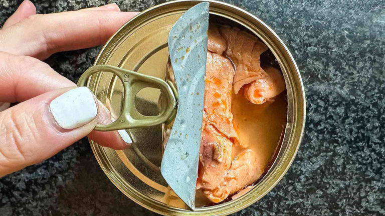 Llevaban décadas caducadas, pero estas latas de salmón todavía guardaban una desagradable sorpresa