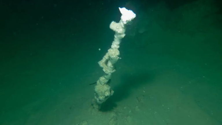 El mar muerto guardaba un secreto realmente extraño: unas chimeneas brillantes