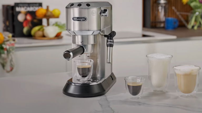 Cae a mitad de precio esta cafetera manual De'Longhi con espumador 360º para preparar cafés deliciosos