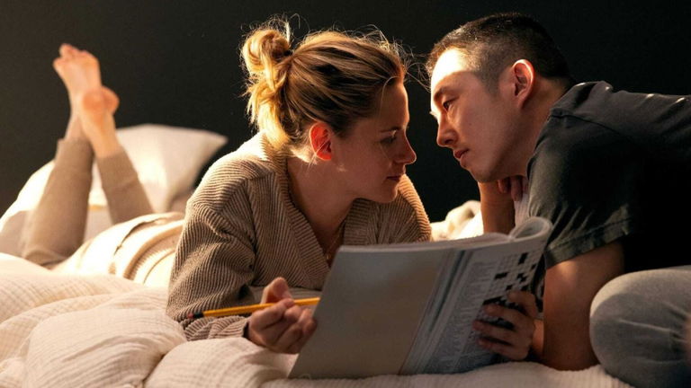 La película romántica más extraña que verás este año tiene a Kristen Stewart y Steven Yeun como protagonistas